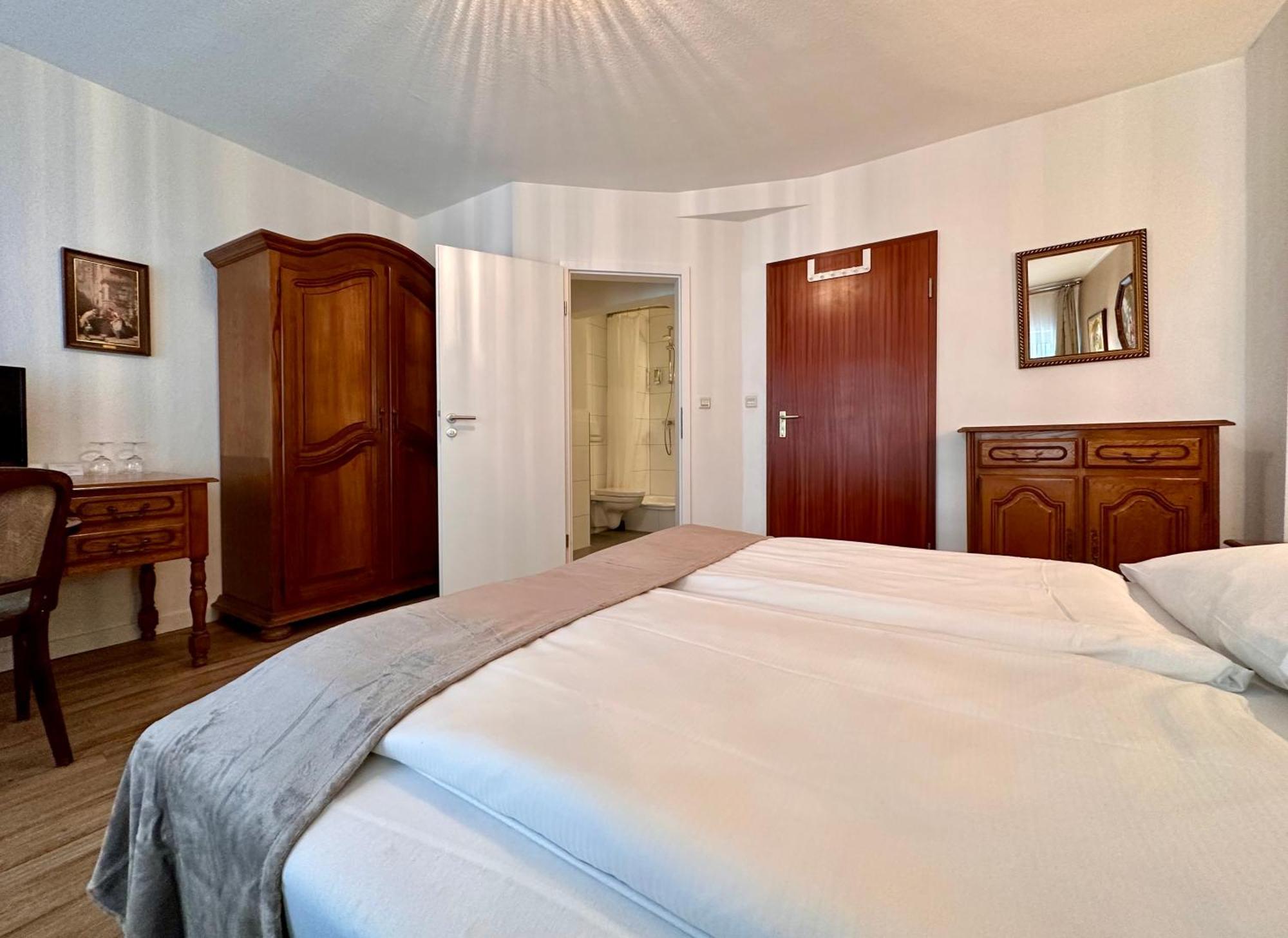 Altstadthotel Hayk Am Rhein Koln Ruang foto
